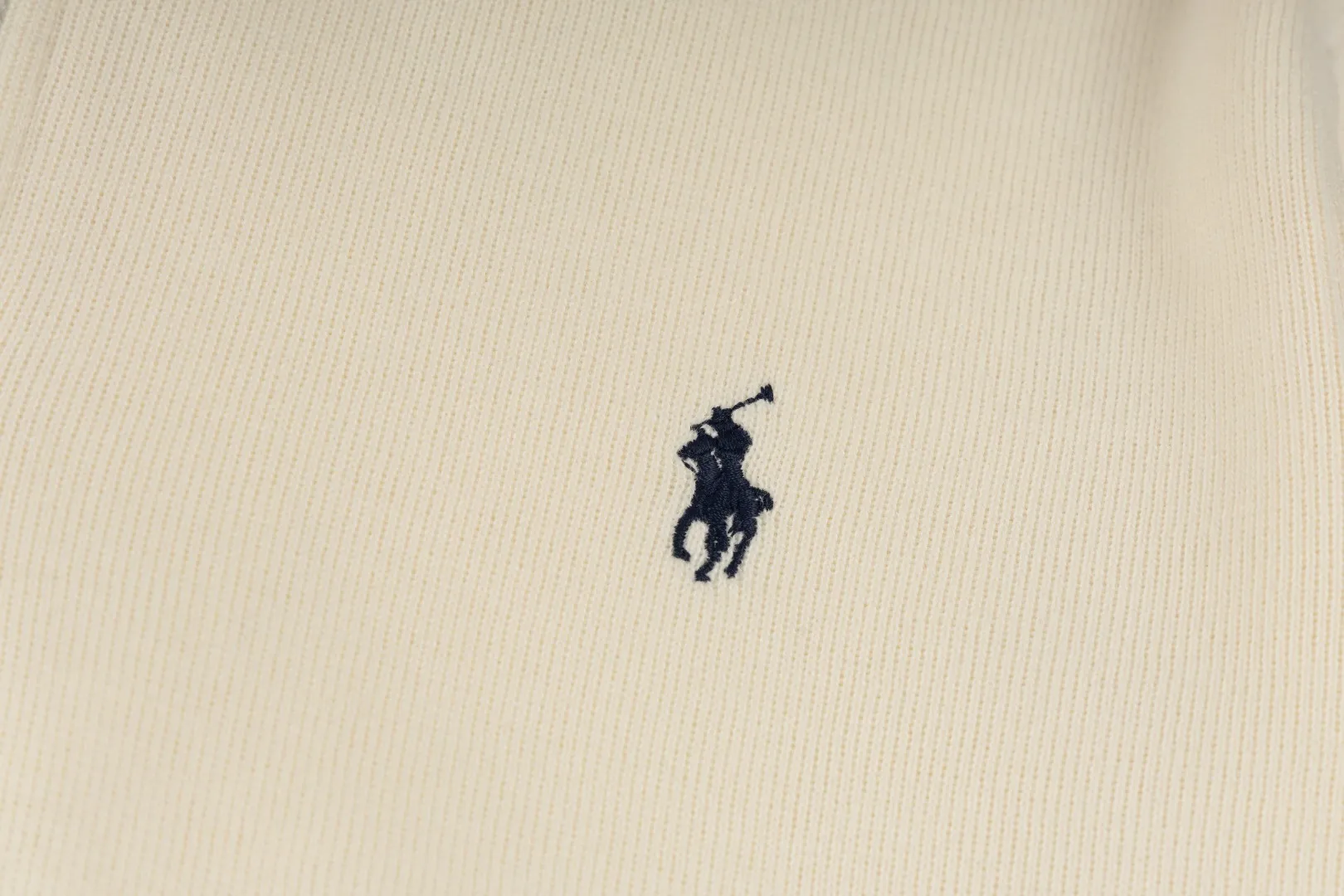 P230 #R97 Ralph lauren twelve-color embroidered pony logo half-zip high-neck long-sleeved knitted sweatshirt. The same style for men and women. The new half-zip sweatshirt for couples to wear in autumn is here! This kind of sweatshirt is really popular this year, even more popular than the hooded sweatshirt. Open the zipper and it can be used as a large lapel, which makes it more fashionable. The color of the classic design of the little war horse on the chest is matched with the embroidery. The simple zipper design echoes the brand logo, so you don’t need to match too much. The sweater version is loose enough! The fabric is custom-woven and dyed 100 cotton. 320g high gram weight 100% cotton knitted cotton with a certain thickness. The fabric is soft and comfortable, and the three-dimensional fabric is full of texture. The stitching is three needles and five threads, which is beautiful and strong. The pattern is also good. Although it is loose, it does not look bulky! - It is not a popular color scheme on the street. The color is pure and highly recommended. The upper body has a particularly high rate of turning heads. Loose style. Big drop shoulder OS style. Same style for men and women. Couple wear. Versatile and practical! Color: Gray, navy, khaki, green label, oatmeal brown label, apricot, black, army green, burgundy, pink, dark gray, light blue, white. Size: S M L XL Length: 70/72/74/76 Bust: 53.5/55.5/57.5/58.5 Shoulder width: 44/45/46/47 Sleeve length: 61/62/63/64